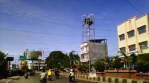 petugas-ketika-melakukan-perbaikan-lampu-hias