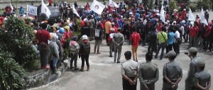 ratusan-massa-dari-pekerja-Pt.-SIP-kepung-Gedung-DPRD-Banyuasin-940x400