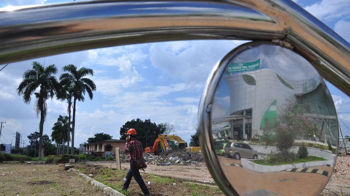 alat-berat-ratakan-gedung-eks-rs-ernaldi-bahar_20150407_070827