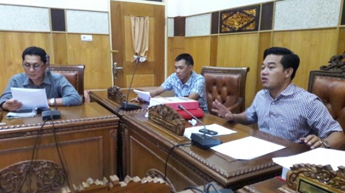 para-anggota-dprd-oku-terlihat-menunggu-pihak-disdik-oku-yang-tidak-kunjung-datang_20160614_154625