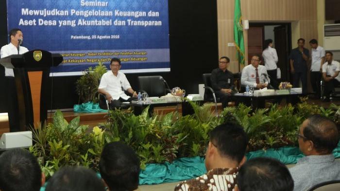 sekda-sumsel-h-mukti-sulaiman-membuka-seminar_20160825_171443