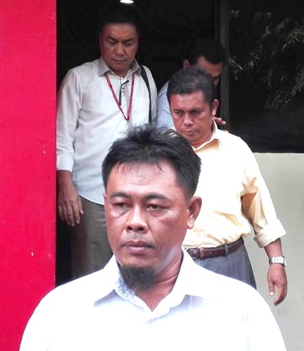 ditahan-inmerian-fatoni-depan-berjengot-dan-agus-badin-kemeja-kuning-mengenakan-jam-tangan-tersangka-dugaan-korupsi-pembangunan-smpn-lontar-oku-saat-dibawa-penyidik-ke-kejati-sumsel-edit2