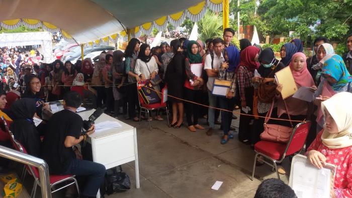 antrian-panjang-para-peserta-job-fair-carier-development-center