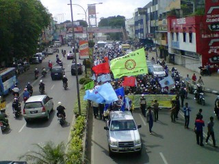 Aksi longmarch para buruh.