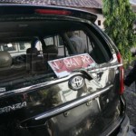 Seorang anggota polisi mengamati mobil yang rusak pasca bentrokan massa pendukung calon wali kota dan wakilnya dengan anggota Polisi di Kelurahan Mayangan, Kota Probolinggo, Jatim, Sabtu (31/8).