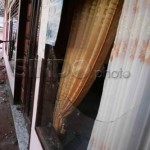 Seorang anggota polisi mengamati pecahan kaca pasca bentrokan massa pendukung calon wali kota dan wakilnya dengan anggota Polisi di Kelurahan Mayangan, Kota Probolinggo, Jawa Timur, Sabtu (31/8)