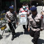 Polisi bersenjata mengawal panitia pemilihan kecamatan (PPK) membawa kotak suara di Kecamatan Mayangan, Kota Probolinggo, Jawa Timur, Sabtu (31/8). Penjagaan ketat dari petugas kepolisian tersebut sebagai antisipasi dari aksi anarkis massa yang dipicu oleh adanya dugaan pelanggaran tidak tersegelnya kotak suara saat proses penghitungan suara Pilkada Kota Probolinggo