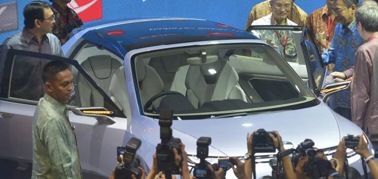 Wapres Boediono (kanan) dan Wagub DKI Jakarta Basuki Purnama (kiri) melihat sebuah mobil keluaran terbaru pada pembukaan Indonesia International Motor Show (IIMS) 2013 di JIExpo Kemayoran, Jakpus, Kamis (19/9). Pada pameran tersebut hampir semua Agen Tunggal Pemegang Merek (ATPM) mengeluarkan mobil murah ramah lingkungan atau Low Cost Green Car (LCGC) yang dijual rata-rata di bawah Rp. 100 juta