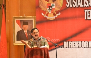 Dirjen Kesatuan Bangsa dan Politik Kemendagri, Tanribali Lamo, saat membuka acara Sosialisasi UU Nomor 17 Tahun 2013, di Hotel Aryaduta, Jakarta, 28 Agustus 2013.