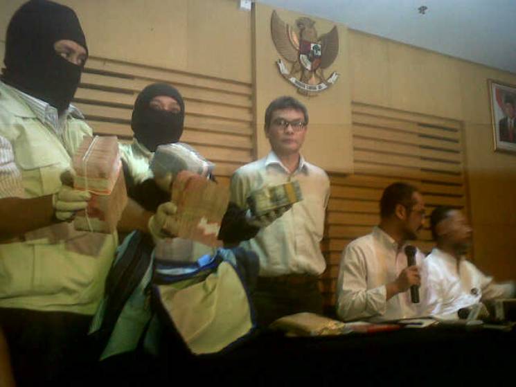 KPK memperlihatkan barang bukti hasil tangkap tangan terkait penyuapan Ketua MK Akil Mochtar