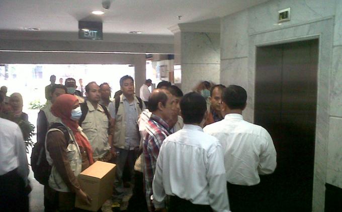 Sebelum naik ke lantai 15, lokasi ruang kerja Akil Mochtar di Gedung Mahkamah Konstitusi (MK), penyidik Komisi Pemberantasan Korupsi (KPK) terlebih dulu menunjukkan surat peggeledahan kepada petugas MK.