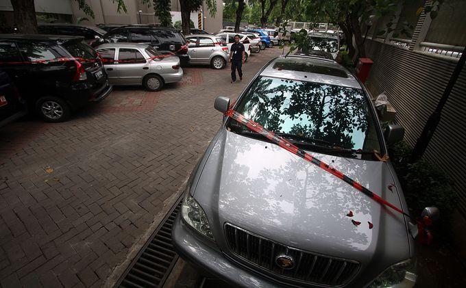 Delapan belas mobil hasil sitaan Komisi Pemberantasan Korupsi (KPK) diparkir di halaman Gedung KPK, Jakarta Selatan, Jumat (29/11/2013). Mobil tersebut berasal dari dugaan kasus suap sengketa pilkada yang bergulir di Mahkamah Konstitusi (MK) yang melibatkan mantan Ketua MK, Akil Mochtar.