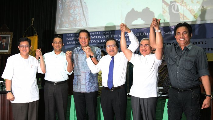 Peserta debat terbuka antara capres dari Konvensi Rakyat dan Konvensi Demokrat, yaitu Yusril Ihza Mahendra, Isran Noor, Rizal Ramli, Gita Wirjawan, Anies Baswedan, dan Ali Masykur Musa (kanan ke kiri) berfoto bersama, di aula Fakultas Kedokteran Universitas Indonesia (UI), Jakarta Pusat, Jumat (7/3/2014). Debat ini terselenggara atas Serial Seminar Dewan Guru Besar UI dengan tema Indonesia Menjawab Tantangan: Kepemimpinan Menuju Bangsa Pemenang. TRIBUNNEWS/HERUDIN